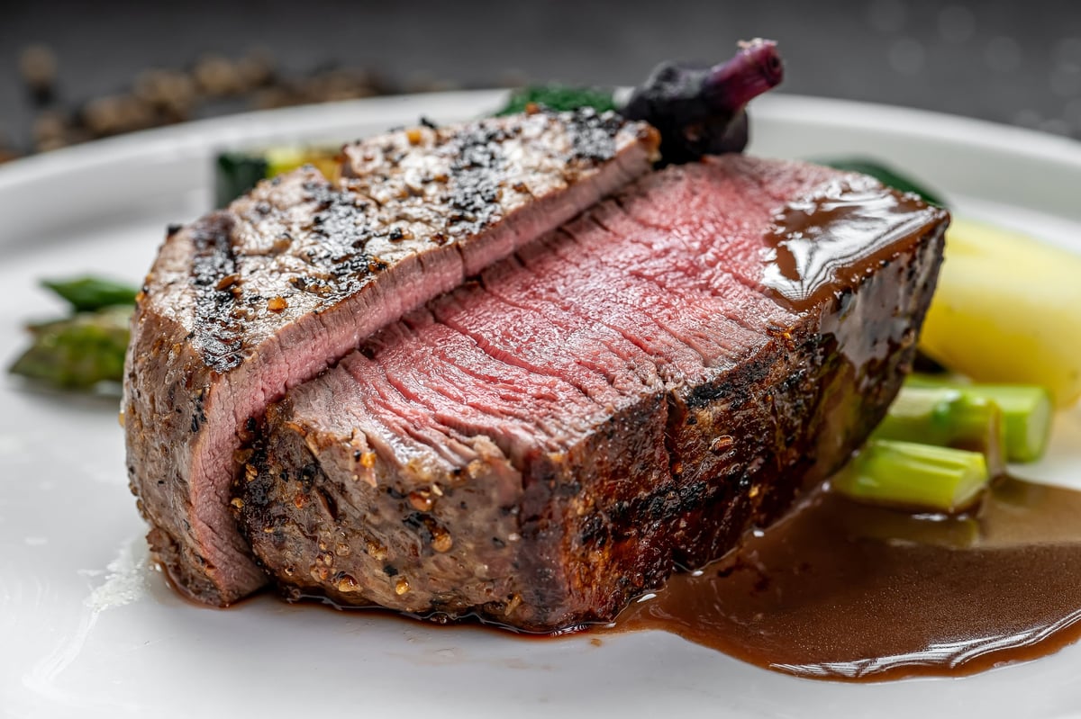Taglio di manzo tenero con salsa ricca, piatto gourmet